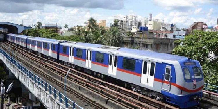 এবার মেট্রোরেলে আত্মহত্যার চেষ্টা