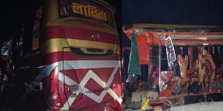 দাঁড়িয়ে থাকা বিকল ট্রাকের পেছনে বাসের ধাক্কায় নিহত-৩, আহত-১২