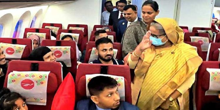 বিমানের ভেতর থাকা সাধারণ যাত্রীদের সঙ্গে কুশল বিনিময় করেন প্রধানমন্ত্রী