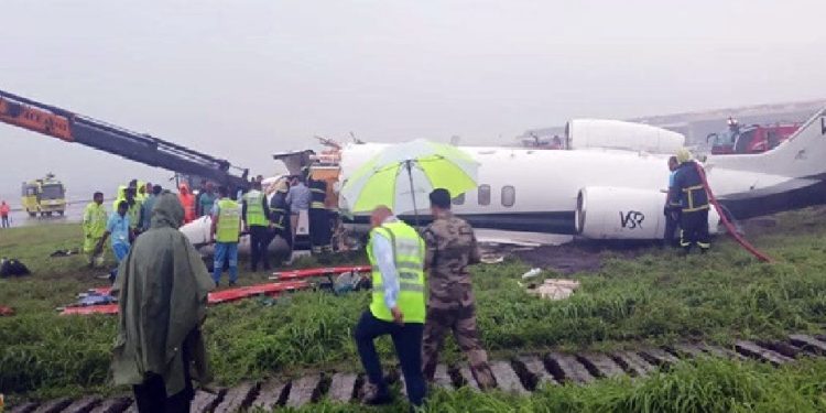 বৃষ্টির মধ্যে রানওয়েতে আছড়ে পড়ল প্লেন