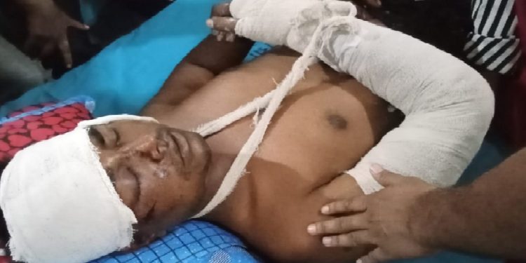 আহত আনসার সদস্যকে দেখতে ঢাকা মেডিকেলে আনসার ভিডিপি মহাপরিচালক
