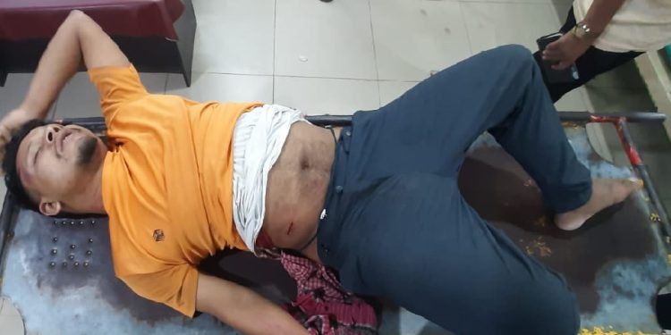 ছিনতাইকারীর ছুরিকাঘাতে ঢাবির দুই শিক্ষার্থী আহত