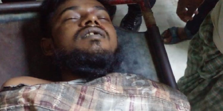 বাসের লুকিং গ্লাস ভাঙ্গাকে কেন্দ্র করে দুই বাসের স্টাফদের সংঘর্ষের বাস চালকের মৃত্যু