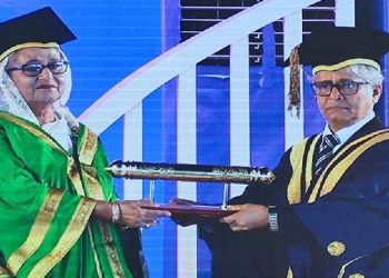 বঙ্গবন্ধু শেখ মুজিবুর রহমানের পক্ষে ডিগ্রি গ্রহণ করলেন বঙ্গবন্ধু কন্যা ও প্রধানমন্ত্রী শেখ হাসিনা