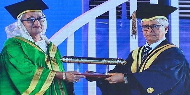 বঙ্গবন্ধু শেখ মুজিবুর রহমানের পক্ষে ডিগ্রি গ্রহণ করলেন বঙ্গবন্ধু কন্যা ও প্রধানমন্ত্রী শেখ হাসিনা