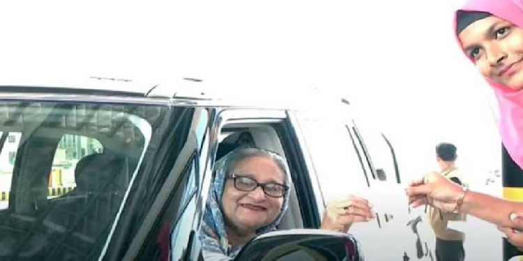 টোল দিয়ে ৩ মিনিটে বঙ্গবন্ধু টানেল পার হলেন প্রধানমন্ত্রী