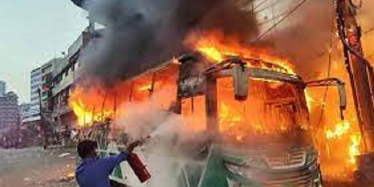 রাজধানীতে এক ঘণ্টার মধ্যে তিনটি বাসে আগুন