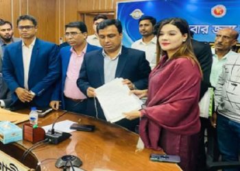 স্বতন্ত্র প্রার্থী হিসেবে নির্বাচনে অংশ নিতে মনোনয়নপত্র জমা দিয়েছেন মাহিয়া মাহি