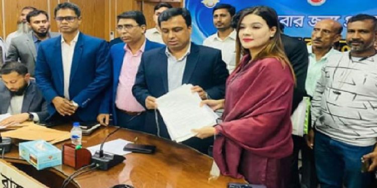 স্বতন্ত্র প্রার্থী হিসেবে নির্বাচনে অংশ নিতে মনোনয়নপত্র জমা দিয়েছেন মাহিয়া মাহি