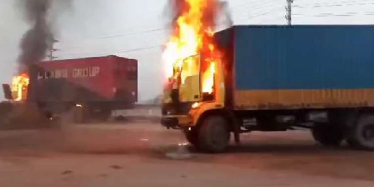 ককটেল ফাটিয়ে দুটি কাভার্ড ভ্যানে আগুন দিয়েছে দুর্বৃত্তরা