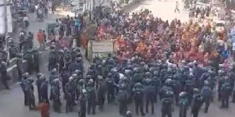 মিরপুর-১০ নম্বরে সড়ক অবরোধ করে বিক্ষোভ