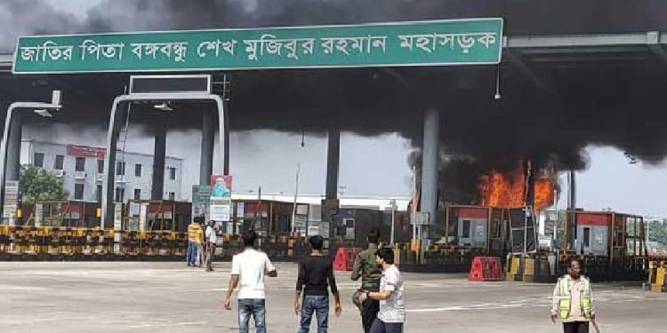 ঢাকা-ভাঙ্গা মহাসড়কের ধলেশ্বরী সেতুর টোল প্লাজায় বাসে আগুন