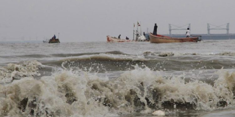 ৩০০ জেলেসহ মাছ ধরার ২০টি ট্রলার নিখোঁজ