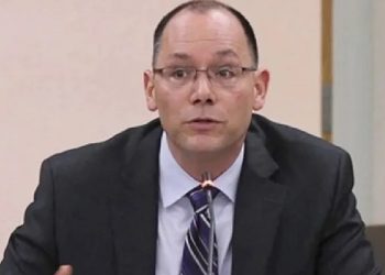 সাংবাদিকদের এড়িয়ে বিকল্প পথে গেলেন পিটার হাস