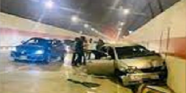 বাসের ধাক্কায় বঙ্গবন্ধু টানেলে প্রাইভেটকারের ৩ যাত্রী আহত