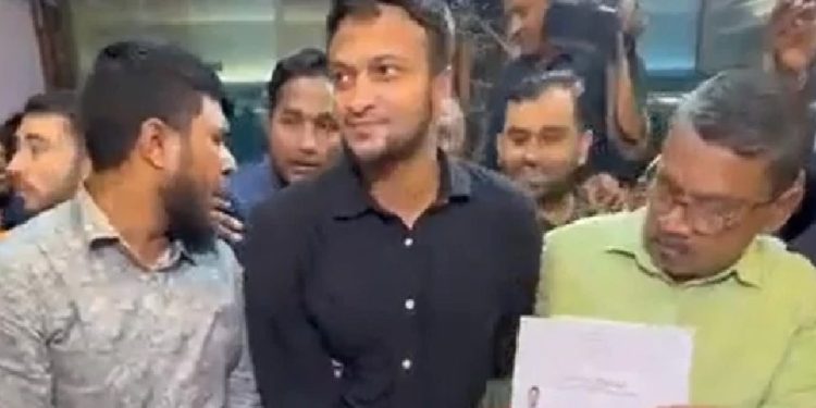 সাকিব আল হাসান জমা দিলেন আওয়ামী লীগের দলীয় মনোনয়ন ফরম