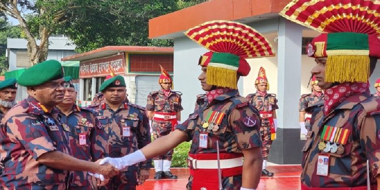 সর্বোচ্চ পেশাদারিত্বের সঙ্গে দেশের জন্য কাজ করতে হবে: নাজমুল হাসান