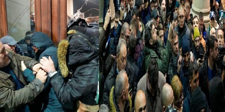 নির্বাচনী সহিংসতায় উত্তাল সার্বিয়া, টিয়ার গ্যাস এবং মরিচের স্প্রে নিক্ষেপ করেছে পুলিশ