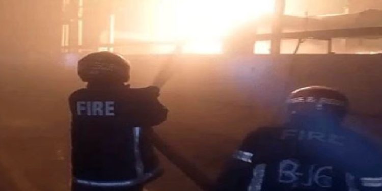 ময়মনসিংহে ফেব্রিক কারখানায় আগুন, মালিকপক্ষের দাবি ৫ কোটি টাকার ক্ষতি