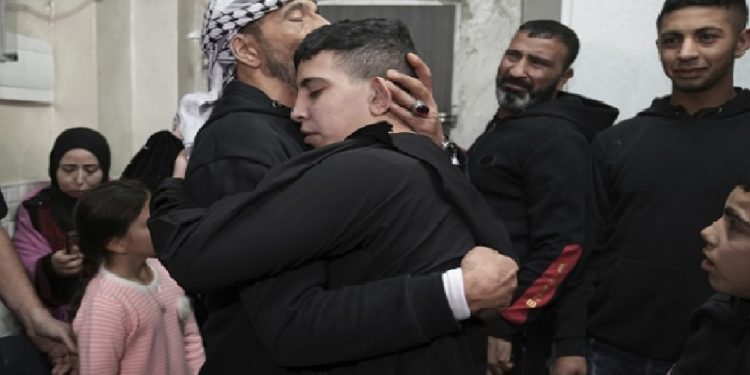 সপ্তম দফায় ইসরায়েলের কারাগার থেকে মুক্তি পেয়েছেন আরও ৩০ ফিলিস্তিনি বন্দি