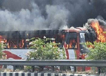 গাজীপুরে যাত্রীবাহী বাসে আগুন দিয়েছে দুষ্কৃতকারীরা