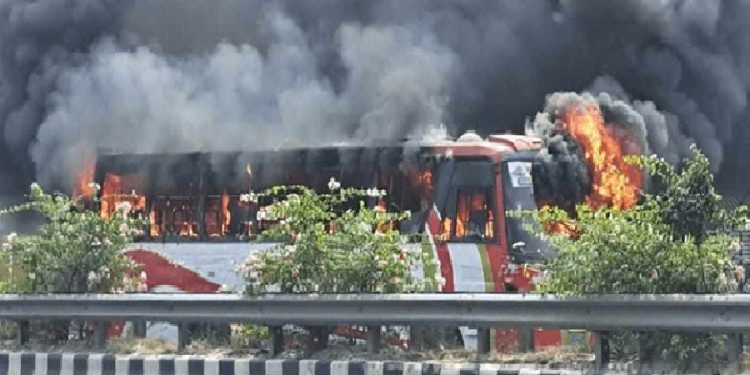 গাজীপুরে যাত্রীবাহী বাসে আগুন দিয়েছে দুষ্কৃতকারীরা