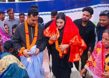 মাহিকে লাল শাড়ি ও স্বামীকে ধুতিতে দিয়ে বরণ