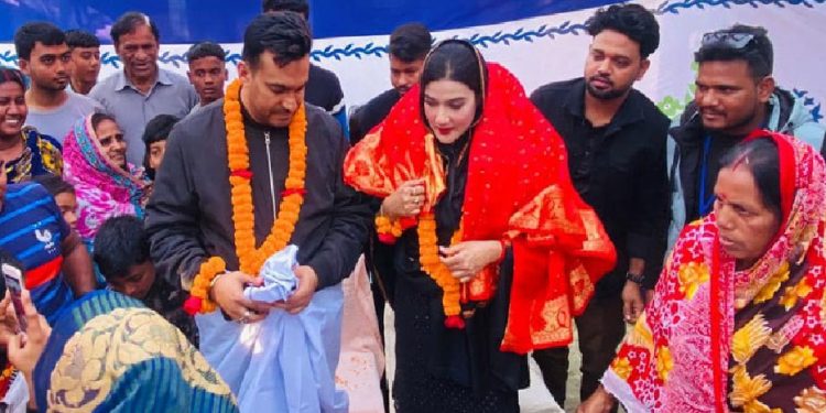 মাহিকে লাল শাড়ি ও স্বামীকে ধুতিতে দিয়ে বরণ