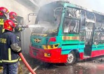 হানিফ ফ্লাইওভারের নিচে চলন্ত বাসে আগুন দিয়েছে দুর্বৃত্তরা