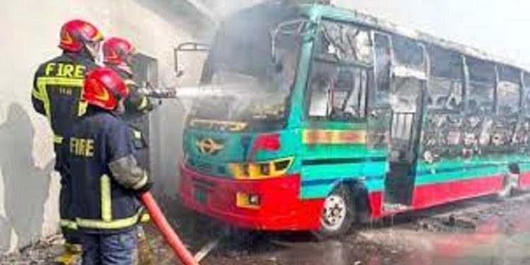 হানিফ ফ্লাইওভারের নিচে চলন্ত বাসে আগুন দিয়েছে দুর্বৃত্তরা