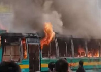 ধানমন্ডির ১৫ নম্বরে রজনীগন্ধা পরিবহনের বাসে আগুন দিয়েছে দুর্বৃত্তরা