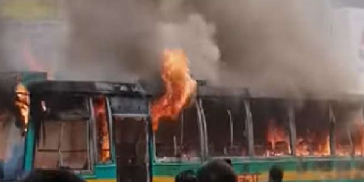 ধানমন্ডির ১৫ নম্বরে রজনীগন্ধা পরিবহনের বাসে আগুন দিয়েছে দুর্বৃত্তরা