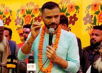 হাঁটুর ইনজুরির কারণে দেরিতে প্রচারণায় নেমেছেন মাশরাফি বিন মুর্তজা