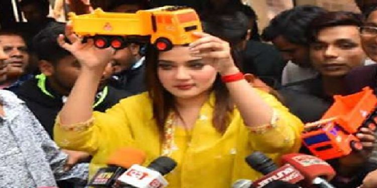 ট্রাক প্রতীক নিয়ে নির্বাচনে লড়াই করবেন চিত্রনায়িকা মাহিয়া মাহি