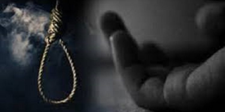ব্যবসায় লসে পরে এক ব্যাবসায়ীর গলায় ফাঁস দিয়ে আত্মহত্যা