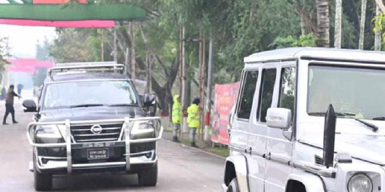 আচরণবিধি মেনেই পতাকাবিহীন গাড়িতে কোটালীপাড়ায় শেখ হাসিনা