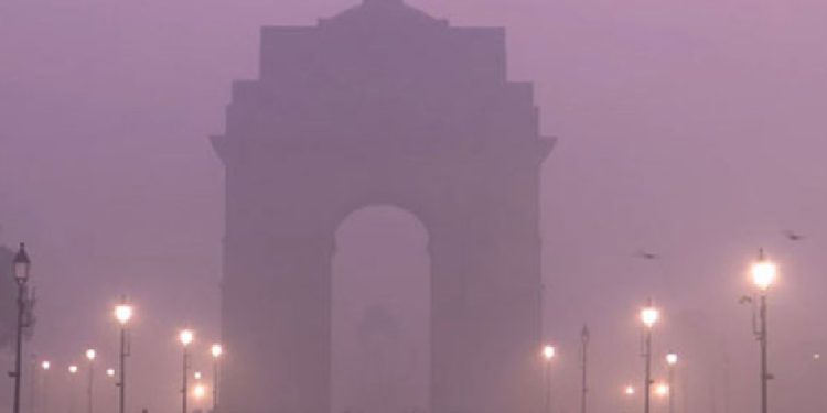 নয়াদিল্লিতে তীব্র শীত এবং ঘন কুয়াশায় জনজীবন বিপর্যস্ত