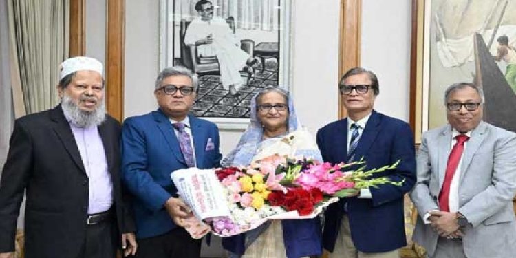 প্রধানমন্ত্রী শেখ হাসিনাকে অভিনন্দন জানালেন ঢাবি উপাচার্য