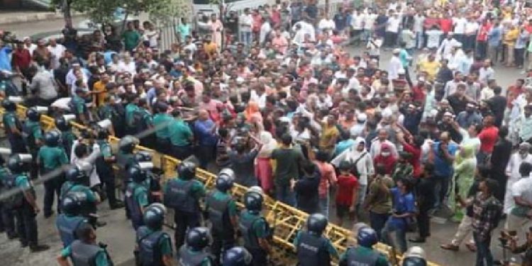 বিএনপির কালো পতাকা মিছিলে পুলিশের বাধা