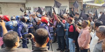 পটুয়াখালীতে বিএনপির কালো পতাকা মিছিলে পুলিশের লাঠি চার্জ আহত -১৫