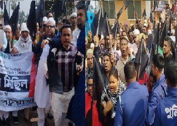 পটুয়াখালীতে পুলিশের বাঁধ ভেঙে বিএনপির কালো পতাকা মিছিল পালিত