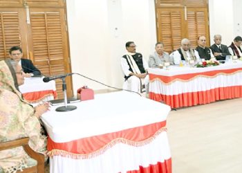 নিজ বাড়িতে মন্ত্রিসভার নতুন সদস্যদের সঙ্গে অনানুষ্ঠানিক বৈঠক করছেন প্রধানমন্ত্রী