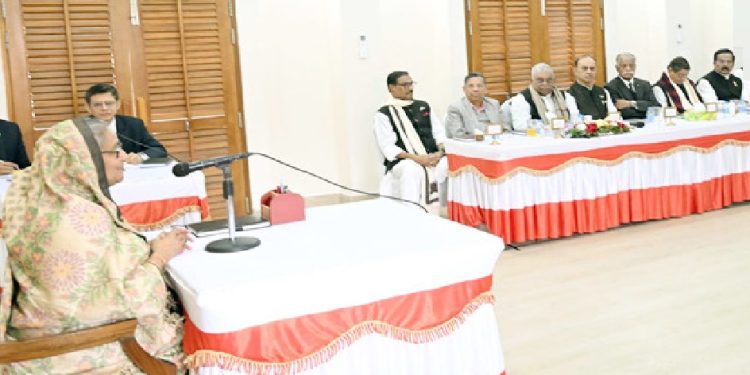 নিজ বাড়িতে মন্ত্রিসভার নতুন সদস্যদের সঙ্গে অনানুষ্ঠানিক বৈঠক করছেন প্রধানমন্ত্রী