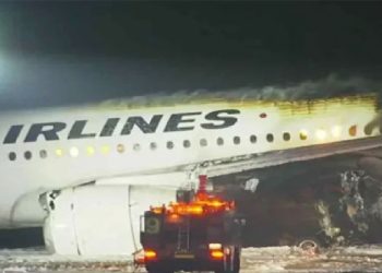 টোকিওর হানেদা বিমানবন্দরের রানওয়েতে চলন্ত বিমানে আগুন