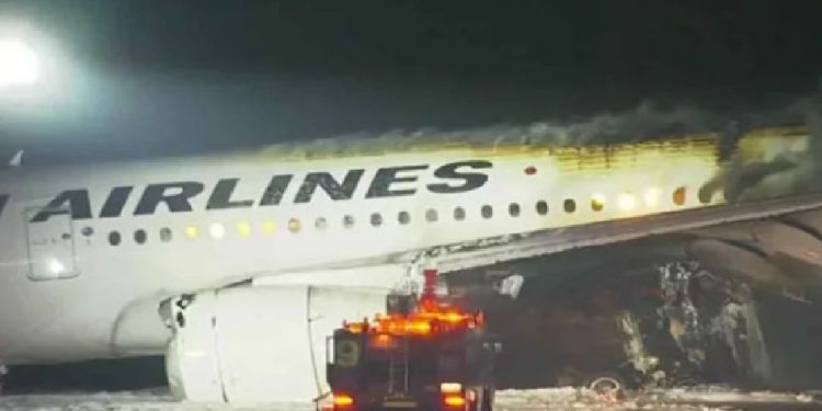 টোকিওর হানেদা বিমানবন্দরের রানওয়েতে চলন্ত বিমানে আগুন