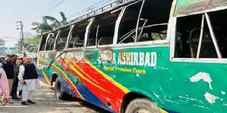 চাঁদপুরে দুর্বৃত্তদের দেয়া আগুনে পুড়ে গেছে যাত্রীবাহী বাস