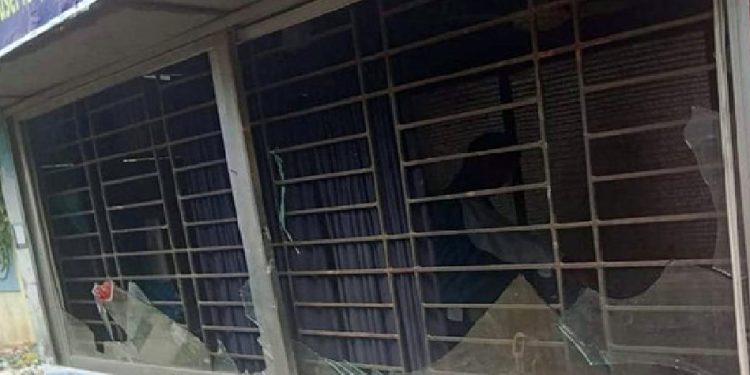 পুলিশ বক্সে হামলায় পুলিশ সদস্য আহত, আটক- ৩