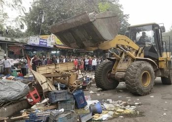 ঢাকা মেডিকেল কলেজ হাসপাতালের সামনে ফুটপাত উচ্ছেদ অভিযান