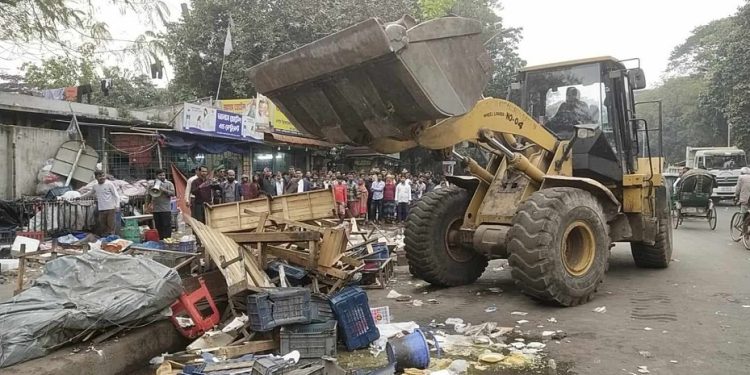 ঢাকা মেডিকেল কলেজ হাসপাতালের সামনে ফুটপাত উচ্ছেদ অভিযান