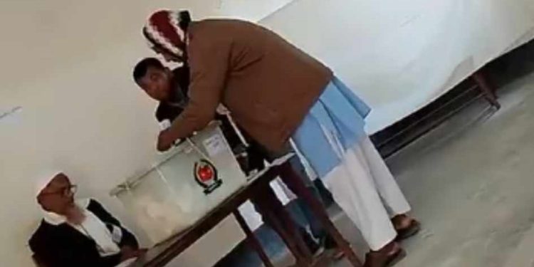 পটুয়াখালীর ১ আসনে দুমকিতে লাঙ্গলে সিল পেটানোর ভিডিও ভাইরাল!